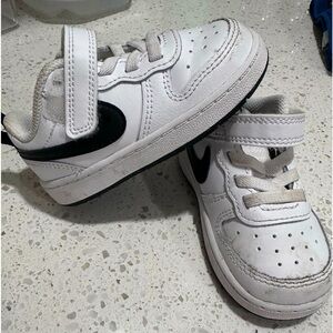 Velcro Strap Nike white and black Size 6 toddler tennis shoe